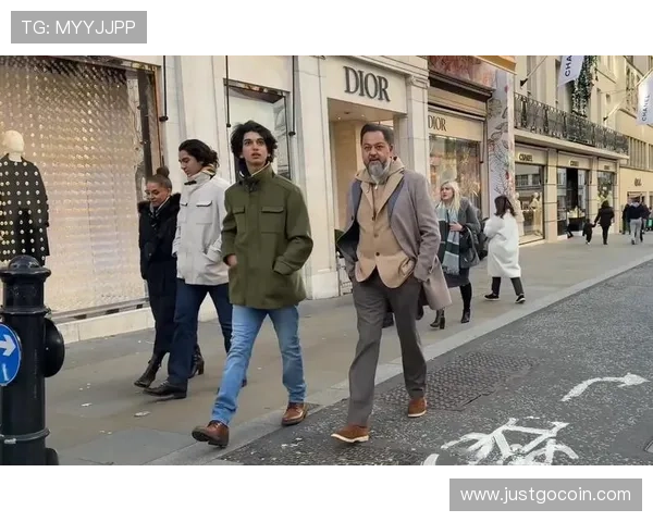 冬季街头时尚风潮足球明星们的独特穿搭与魅力展示