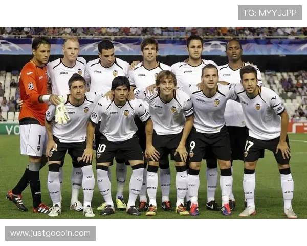 高清足球明星格子照片展示他的风采与魅力尽在其中 高清足球明星格子照片展示他的风采与魅力尽在其中