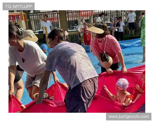 足球明星沙滩温馨瞬间抱小孩亲子时光尽显爱意与快乐